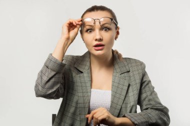 Masada beyaz bir arka planda güzel bir genç kadın.