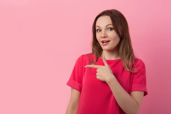 Mooie Jonge Vrouw Met Make Roze Achtergrond — Stockfoto