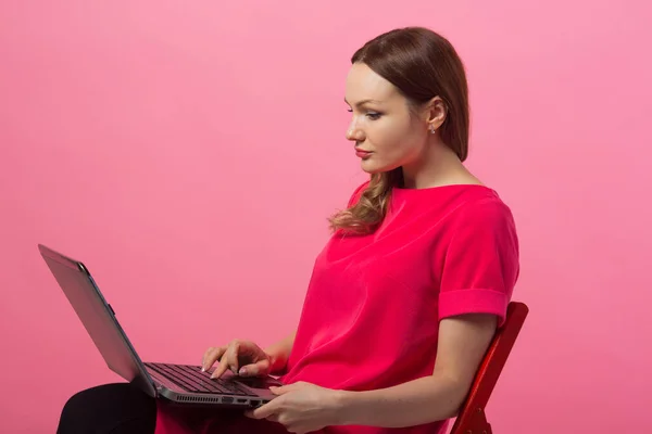 Hermosa Mujer Joven Con Portátil Sobre Fondo Rosa — Foto de Stock