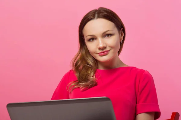 Hermosa Mujer Joven Con Portátil Sobre Fondo Rosa — Foto de Stock