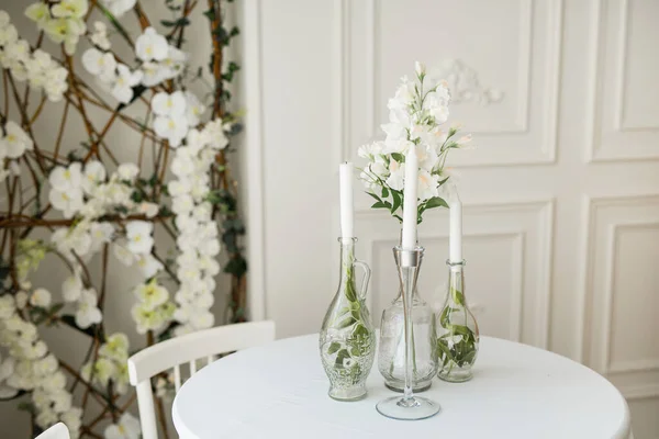 Hermoso Interior Brillante Con Decoración Flores — Foto de Stock