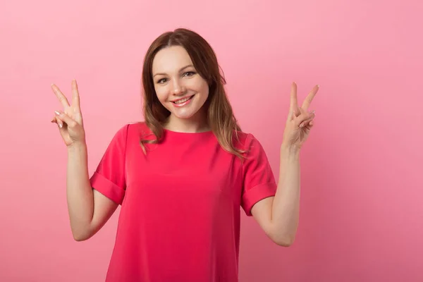 Mooie Jonge Vrouw Met Make Roze Achtergrond Met Hand Gebaar — Stockfoto