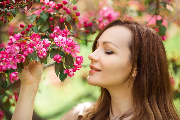 花のある木の近くに化粧をした美しい若い女性の肖像画 — ストック写真