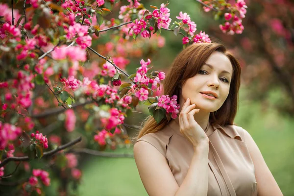 Porträt Einer Schönen Jungen Frau Mit Make Neben Einem Baum — Stockfoto