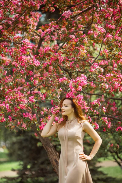 一个漂亮的年轻女子的画像 她在一棵开着花的树上化着妆 — 图库照片