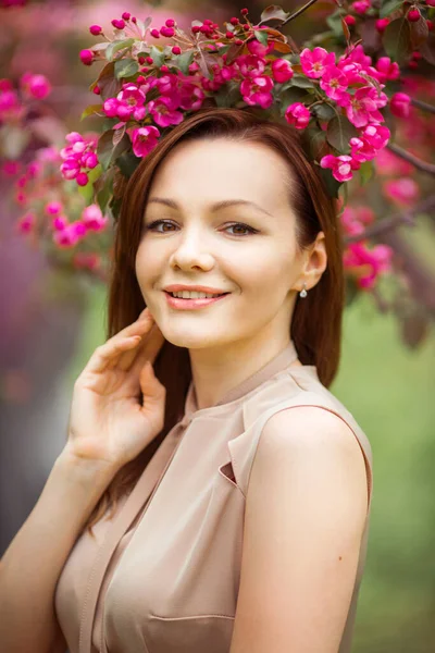 Porträtt Vacker Ung Kvinna Med Make Nära Ett Träd Med — Stockfoto