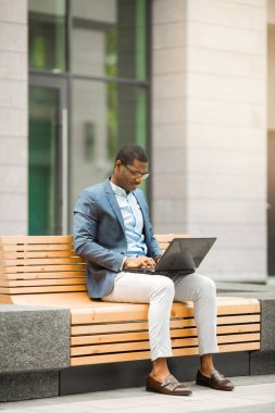 Bilgisayarlı yakışıklı Afrikalı genç adam.