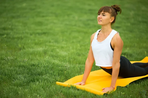 Mooie Jonge Vrouw Gaat Voor Sport Buiten — Stockfoto