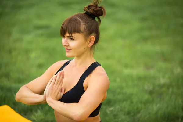 Mooie Jonge Vrouw Gaat Voor Sport Buiten — Stockfoto