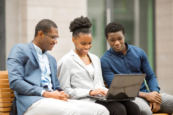 Equipe Jovens Africanos Homens Mulheres Com Laptop — Fotografia de Stock