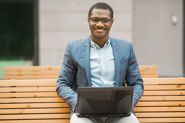 Stilig Ung Afrikansk Man Sitter Med Laptop — Stockfoto