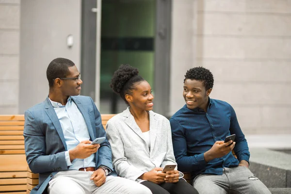 Equipo Jóvenes Africanos Hombres Mujeres Con Teléfonos Sus Manos —  Fotos de Stock