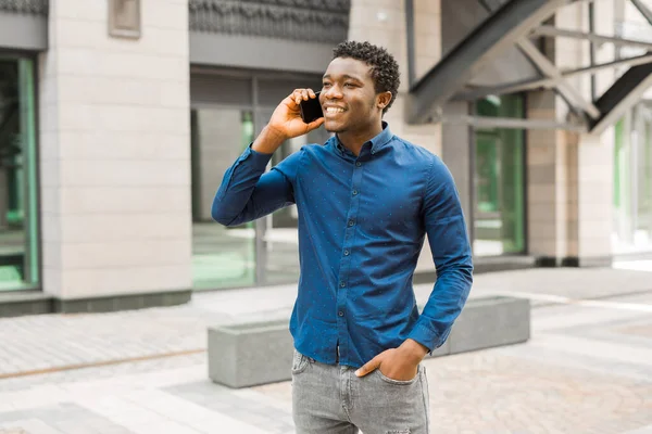 Stilig Ung Afrikansk Man Står Nära Byggnad — Stockfoto