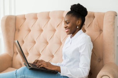 Dizüstü bilgisayarı olan güzel bir Afrikalı kadın.