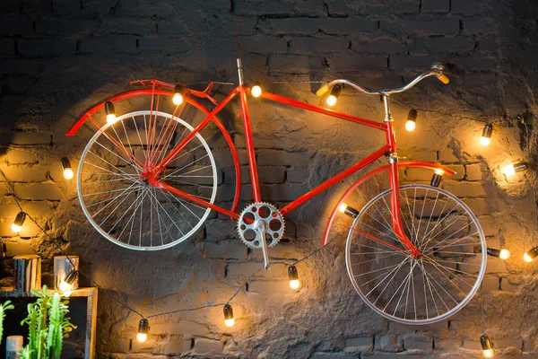 Elegante Bicicleta Roja Colgando Una Pared Negra Decorada Con Lámparas — Foto de Stock