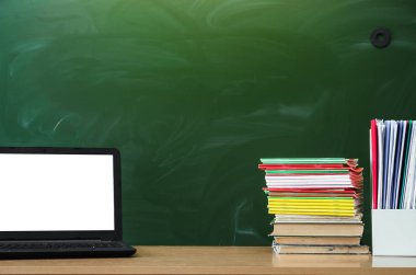 Öğretmen ya da öğrenci Danışma tablo. Eğitim arka plan. Eğitim kavramı. Boş ekran, kitap ve belgeler üzerinde tablo ile dizüstü bilgisayar.