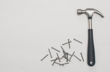 Hummer ve tırnak üzerinde beyaz ahşap tahta arka plan kopya alanı ile yüzey. İnşaat kavramı arka plan.