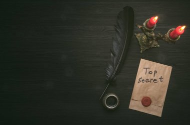 En iyi gizli mesaj belge. Bilgi yasak. Dedektif Ajan Resepsiyon Masa kavramı arka plan. Gizli anlaşma.