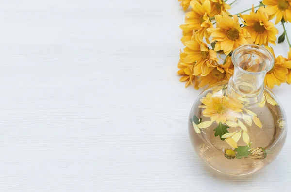 Flor Margarita Crisantemo Botella Tintura Aceite Esencial Fondo Mesa Madera —  Fotos de Stock