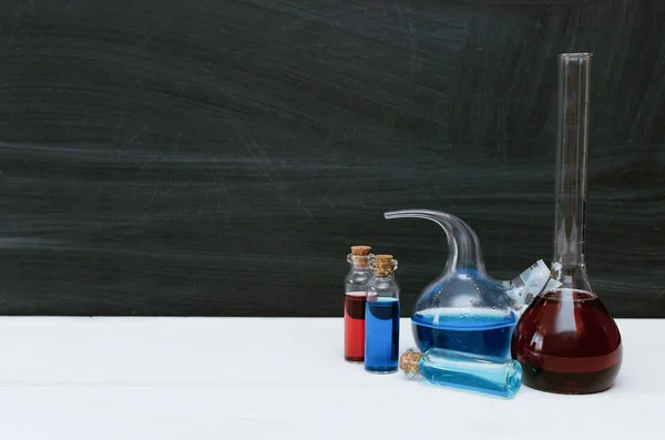 Kleurrijke Vloeistof Chemische Kolven Flesjes School Schoolbord Achtergrond Met Kopie — Stockfoto