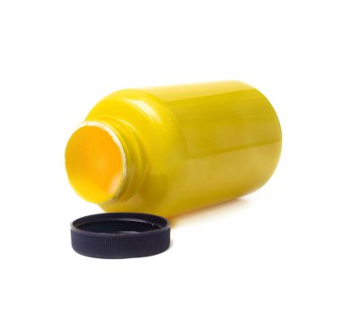 Boş sarı şişe. Spor ve beslenme.