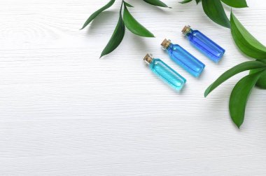 Özü yağı tentür kopya alanı Beyaz ahşap zemin üzerine mavi. Alternatif Tıp. Bitkisel ilaç.