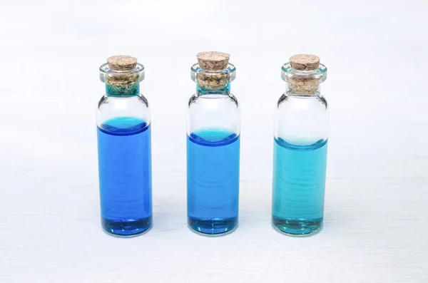 Blauwe Etherische Olie Tinctuur Flessen Van Verschillende Transparantie Witte Houten — Stockfoto