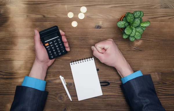 Fiscale Inspecteur Bankier Bureau Tabelachtergrond Zakenman Mannelijke Handen Kladblok Calculator — Stockfoto