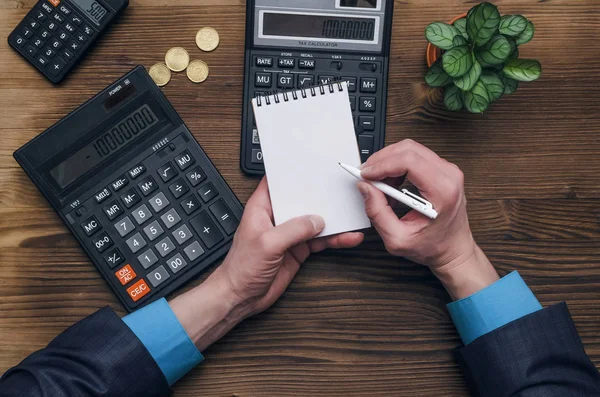 Inspetor Fiscal Banqueiro Mesa Fundo Empresário Mãos Masculinas Bloco Notas — Fotografia de Stock