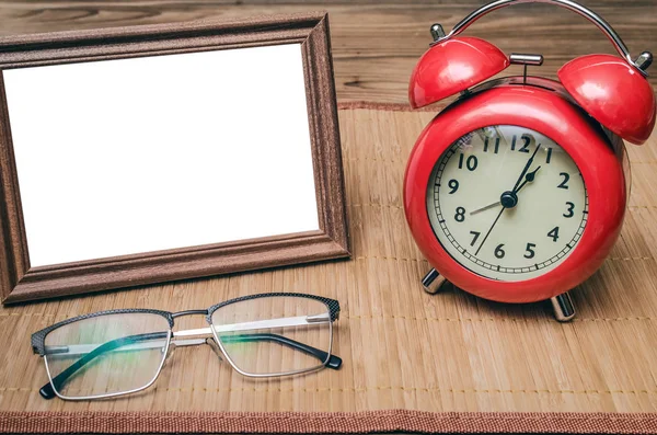 Marco Fotos Vacío Blanco Con Espacio Copia Reloj Despertador Rojo — Foto de Stock