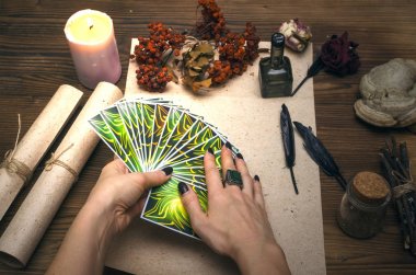 Tarot kartları fortune teller Resepsiyon masasında. Cadı doktor. Büyücülük. Sihirli bitkisel koleksiyonu.
