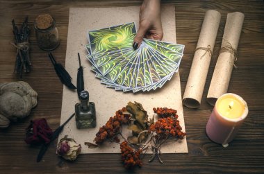 Tarot kartları fortune teller Resepsiyon masasında. Cadı doktor. Büyücülük. Sihirli bitkisel koleksiyonu.