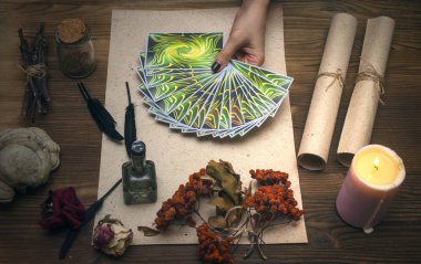 Tarot kartları fortune teller Resepsiyon masasında. Cadı doktor. Büyücülük. Sihirli bitkisel koleksiyonu.