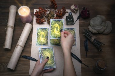 Tarot kartları fortune teller Resepsiyon masasında. Cadı doktor. Büyücülük.