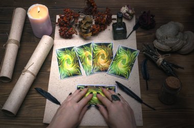 Tarot kartları fortune teller Resepsiyon masasında. Cadı doktor. Büyücülük.