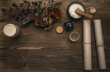 Ahşap Resepsiyon masasında antik sihirli kaydırma. Büyücülük. Cadı doktor Danışma tablo. Sihirli iksir. Alternatif Tıp kavramı.