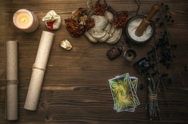 Tarot kartları fortune teller Resepsiyon masasında. Cadı doktor. Büyücülük. Sihirli bitkisel koleksiyonu.