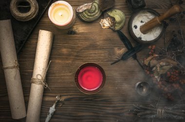 Ahşap Resepsiyon masasında antik sihirli kaydırma. Büyücülük. Cadı doktor Danışma tablo. Sihirli iksir. Alternatif Tıp kavramı.