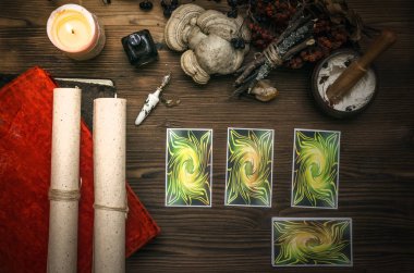 Tarot kartları fortune teller Resepsiyon masasında. Cadı doktor. Büyücülük. Sihirli bitkisel koleksiyonu.