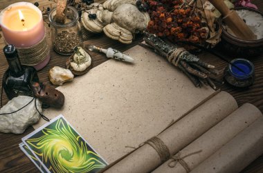 Tarot kartları fortune teller Resepsiyon masasında. Cadı doktor. Büyücülük. Sihirli bitkisel koleksiyonu.