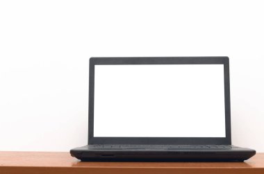 Beyaz arka plan üzerinde izole okul Resepsiyon Masa boş beyaz ekran dizüstü bilgisayar. Eğitim kavramı arka plan.