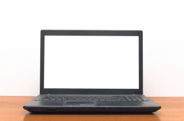 Beyaz arka plan üzerinde izole okul Resepsiyon Masa boş beyaz ekran dizüstü bilgisayar. Eğitim kavramı arka plan.