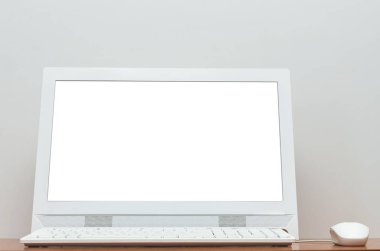 Beyaz arka plan üzerinde izole okul Resepsiyon Masa boş beyaz ekran masaüstü bilgisayar. Eğitim kavramı arka plan.