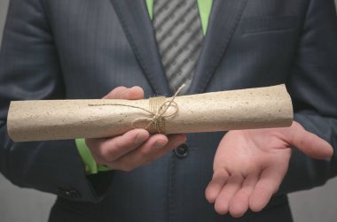 İşadamı belge tomar yukarıya el toplu tutar. Bir anlaşma imzalama. Bir iş sözleşmesi sonuca. İş anlaşma kavramı. Özel indirim