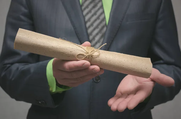 Zakenman Kan Hand Een Opgerolde Maximaal Document Schuiven Ondertekening Van — Stockfoto