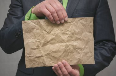 İşadamı el kopya alanı ile bir belge ileti tutar. Bir anlaşma şablon / imza. Bir iş sözleşmesi sonuca. İş anlaşma kavramı. Özel indirim