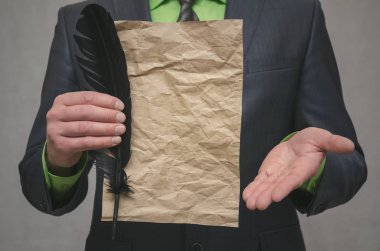 İş adamı elinde bir belge mesaj ve tüy kalem tutar. Bir anlaşma şablon / imza. Bir iş sözleşmesi sonuca. İş anlaşma kavramı. Özel indirim