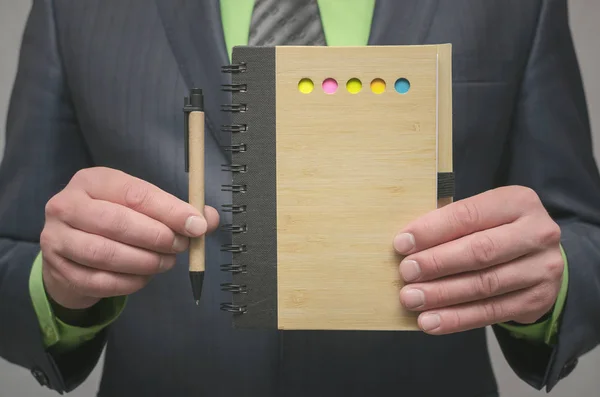Geschäftsmann Zeigt Der Hand Einen Notizblock Mit Kopierraum Mit Stift — Stockfoto