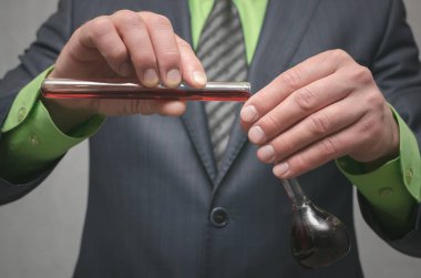 Bilim adamı reaktifleri şişeler içinde karışımları. Yeni bir tıbbi ürün tanıtımı. Kimya öğretmeni. Kimya endüstrisi. Kirlilik testi.