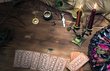 Tarot kartları ahşap masada. Falcı..
